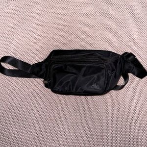 ALO Yoga Seeker Fanny (Black)